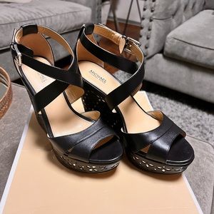 MK cute black leather wedges